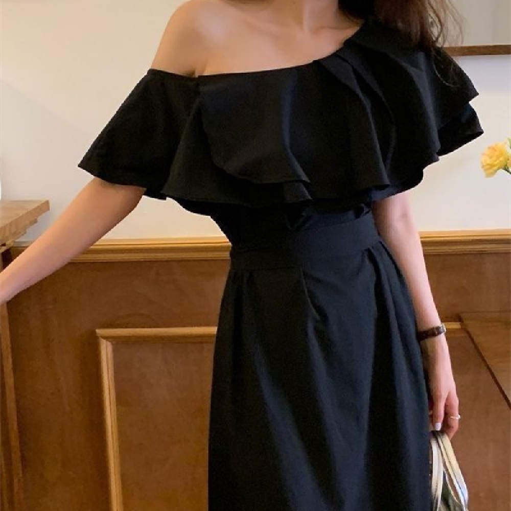 Elegant Women's Ruffle Dress with Oblique Shoulder