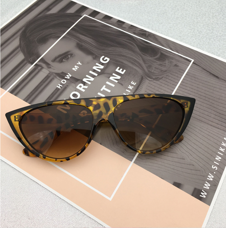 Retro Triangle Cat Eye Sunglasses for Women (Red)