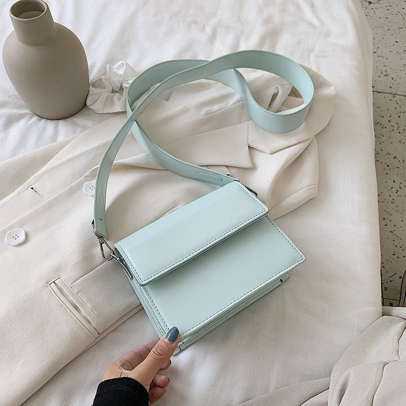 Trendy Women's Summer Crossbody Bag - Stylish Design