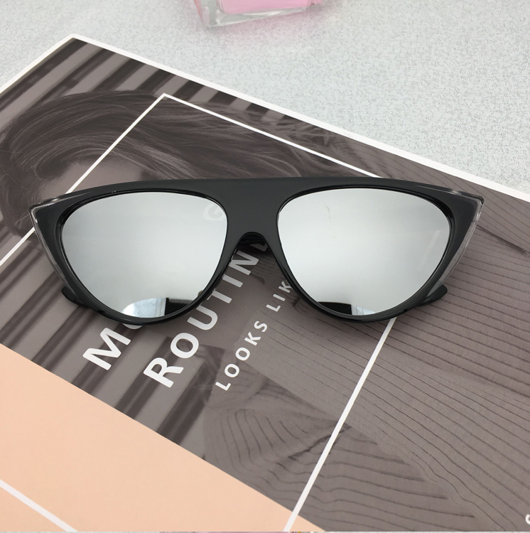 Retro Triangle Cat Eye Sunglasses for Women (Red)